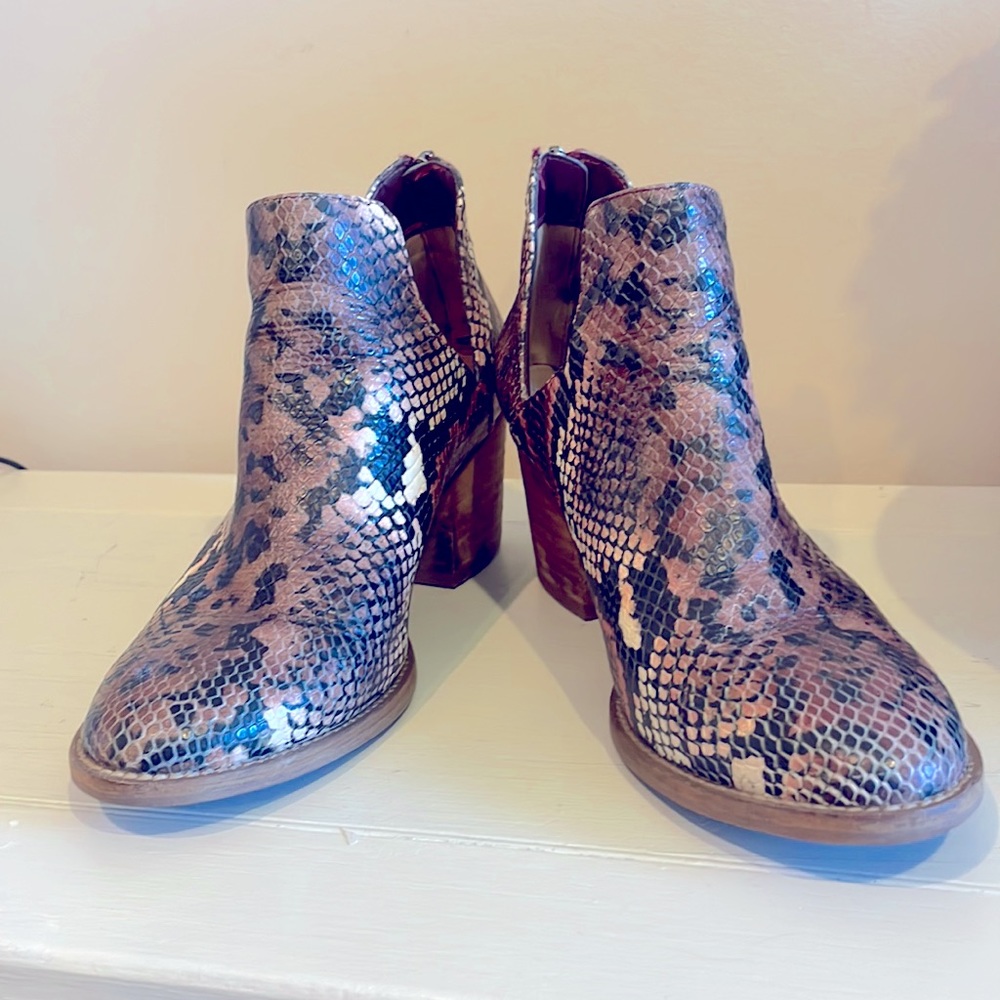 Blondo, size 7M, Waterproof booties